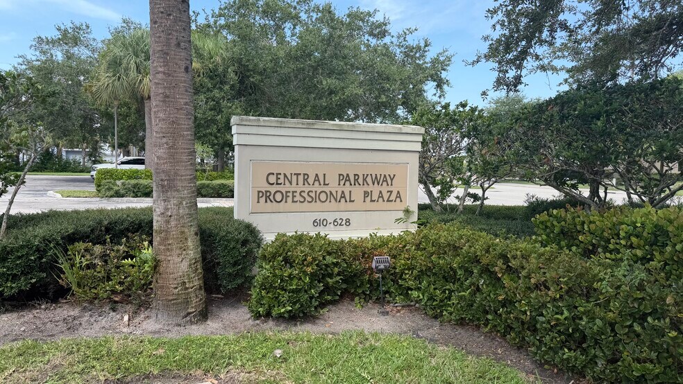 More Photos Of 610-628 SE Central Pky, Stuart Medical For Lease