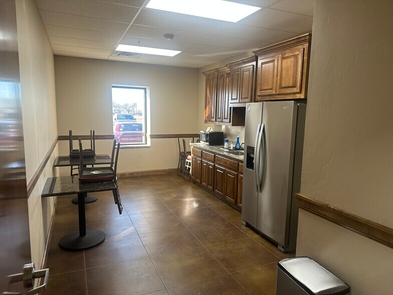 More Photos Of 400 SE Stafford St, Lawton Distribution For Sale