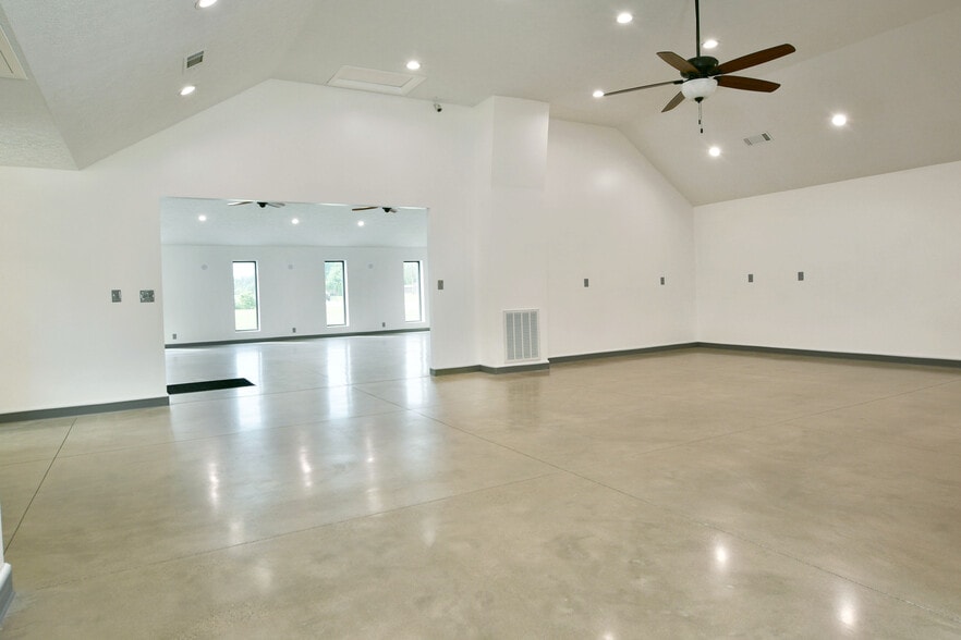 More Photos Of 3019 Parkman Rd NW, Warren Flex For Sale