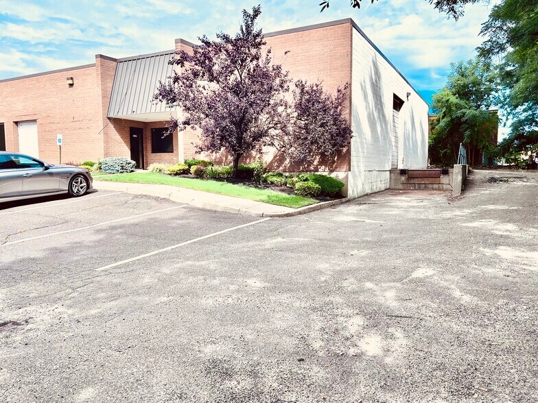 More Photos Of 2141-2147 5th Ave, Ronkonkoma Warehouse For Lease