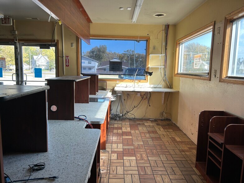 More Photos Of 1214 Franklin St, Waterloo General Retail For Sale