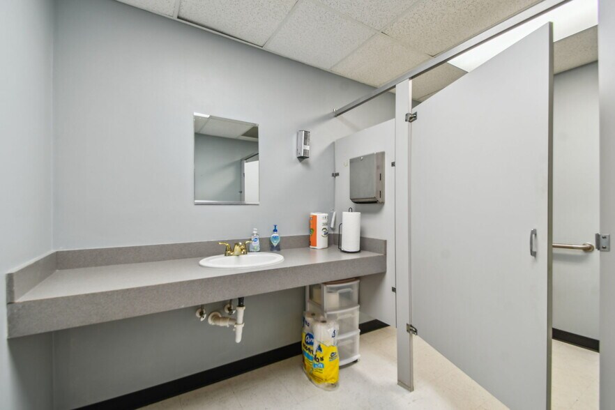 More Photos Of 10901 Danka Cir N, Saint Petersburg Office For Sale