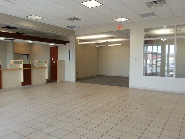 More Photos Of 5170 Charlestown Rd, New Albany Storefront Retail Office For Lease