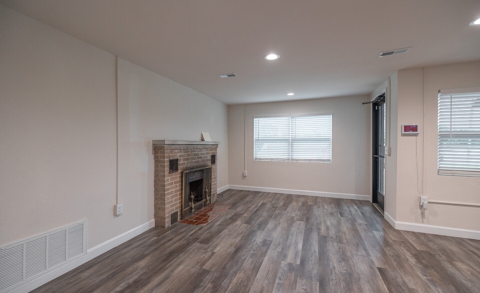 More Photos Of 905 W Scenic Rivers Blvd, Salem Flex For Sale