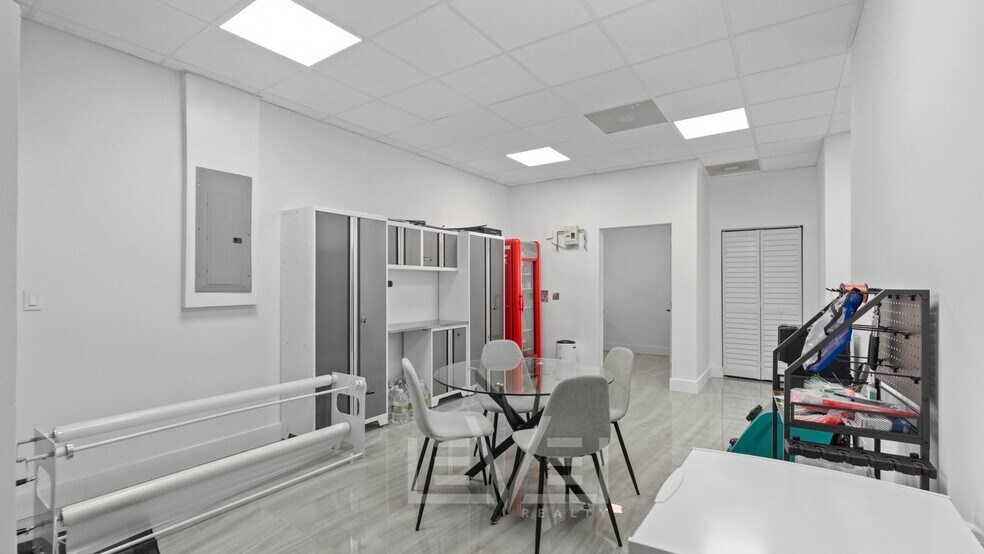 More Photos Of 3472 NE 5th Ave, Oakland Park Showroom For Lease