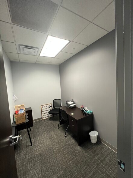 More Photos Of 5701 W Talavi Blvd, Glendale Office For Lease