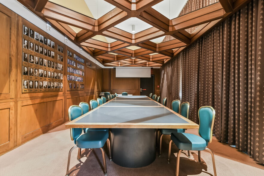 More Photos Of 227 E Adams St, Springfield Flex For Sale