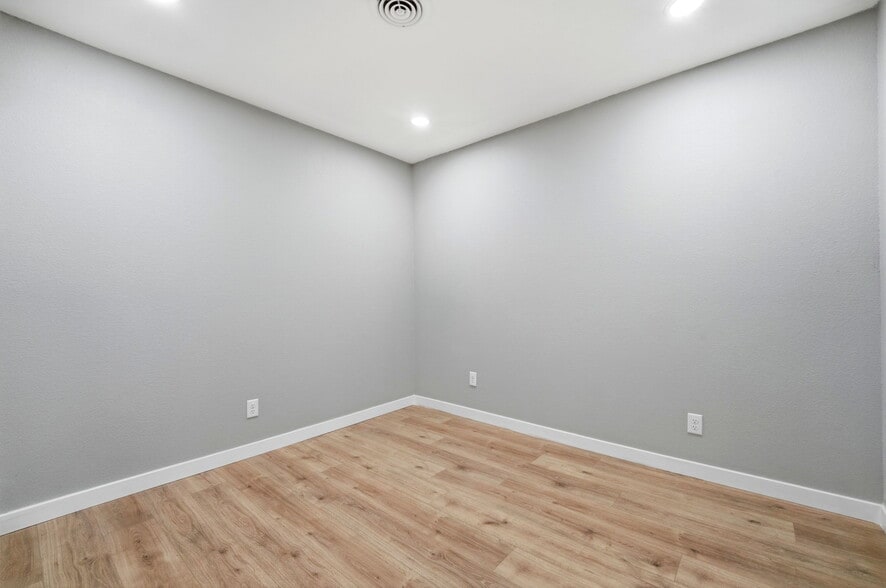 More Photos Of 2513-2515 E Willamette Ave, Colorado Springs Manufacturing For Lease