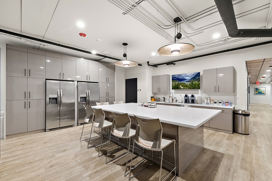 More Photos Of 32500 N Woodward Ave, Royal Oak Freestanding For Sale