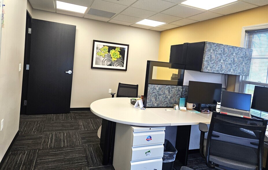 More Photos Of 902 S Washington Ave, Saginaw Office For Sale