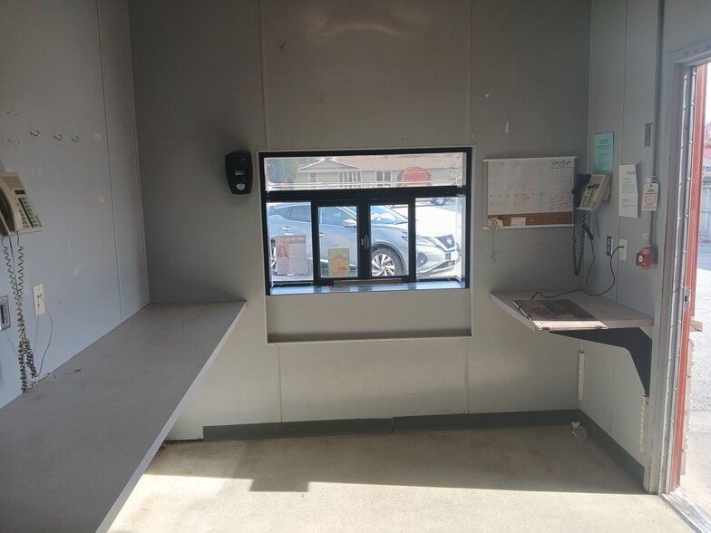 More Photos Of 1727 N Henderson St, Galesburg Restaurant For Sale