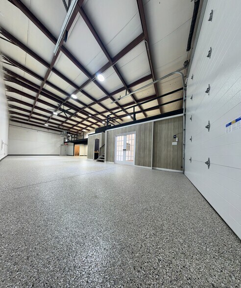 More Photos Of 517 N Lake Ave, Twin Lakes Showroom For Lease