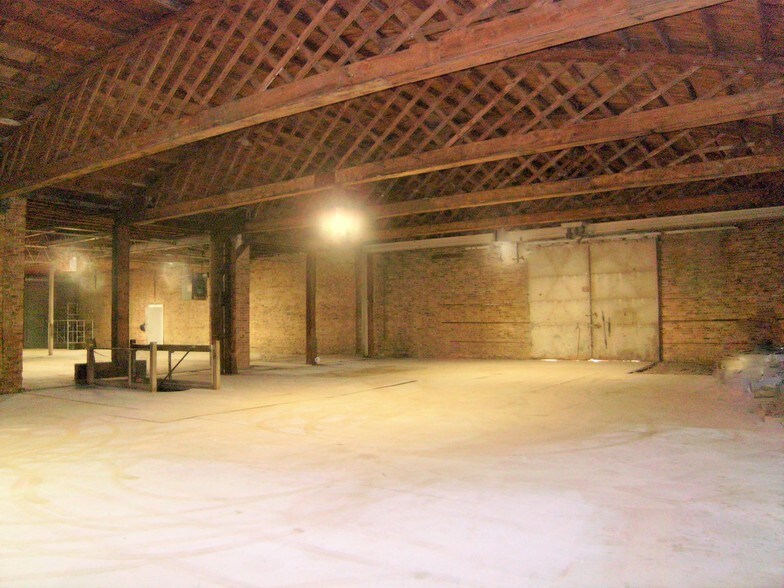 More Photos Of 1931 W Lake St, Chicago Warehouse For Lease