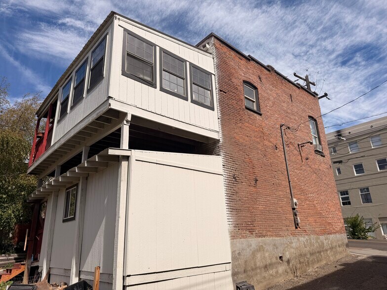 More Photos Of 1005 1st St, Moro Freestanding For Sale