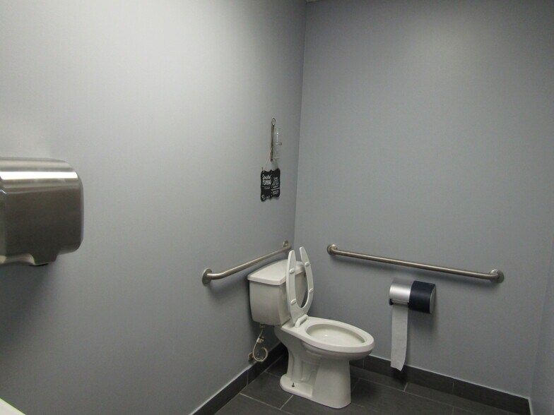 More Photos Of 521 N Lewis St, New Iberia Freestanding For Sale
