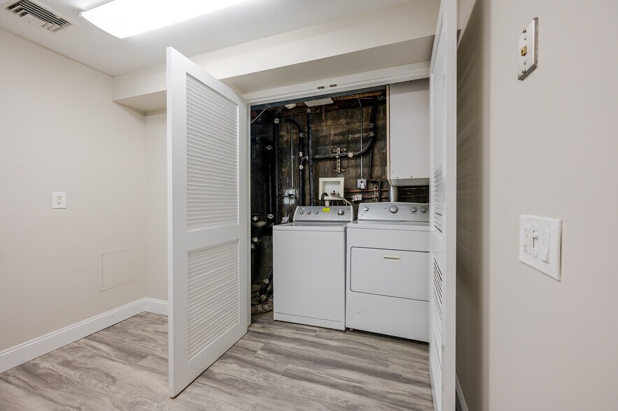 More Photos Of 4 Weber Ave, Malverne Storefront Retail Office For Lease