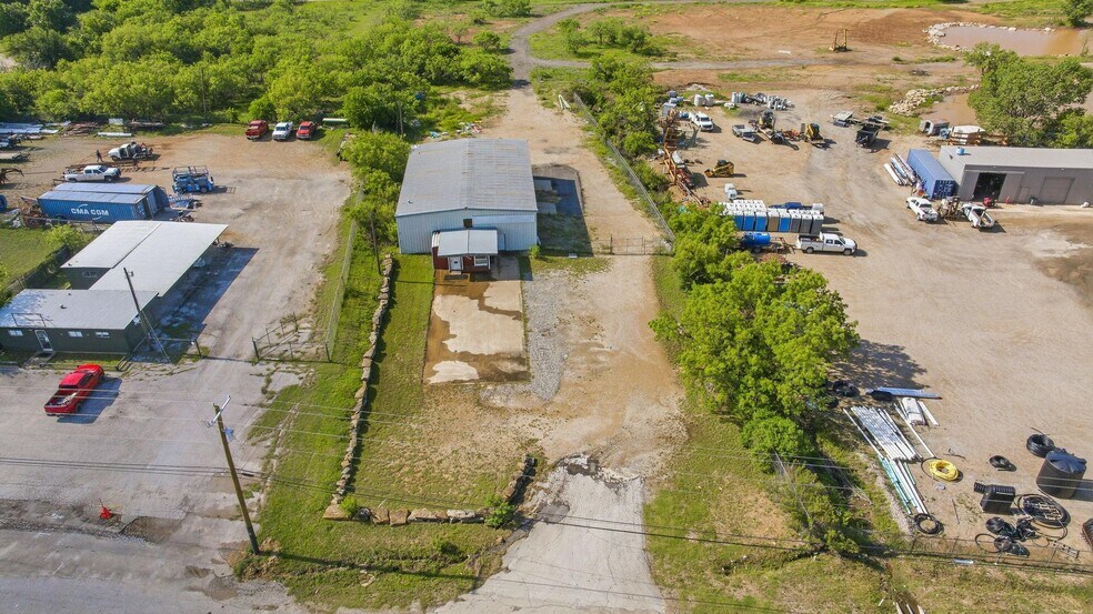 More Photos Of 3429 W Walker St, Breckenridge Warehouse For Sale