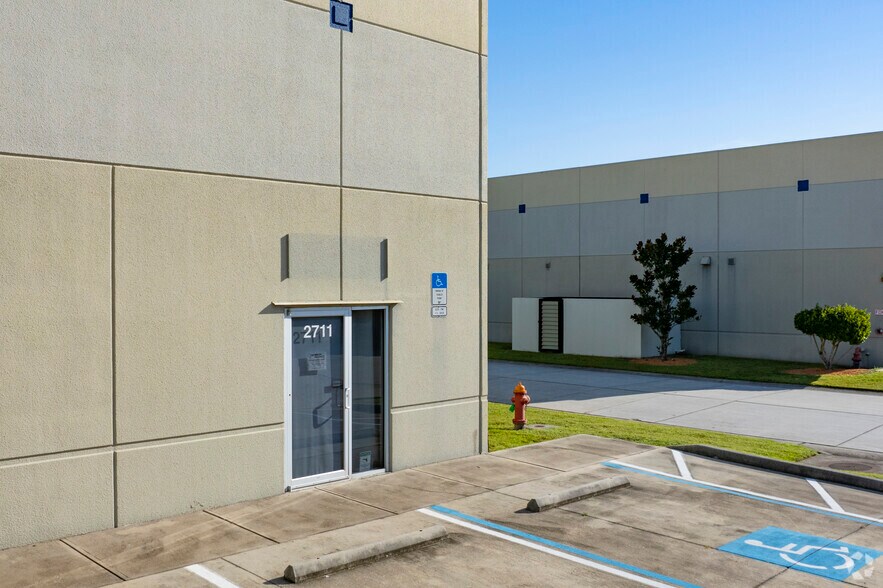 More Photos Of 2711-2719 Causeway Center Dr, Tampa Light Manufacturing For Lease
