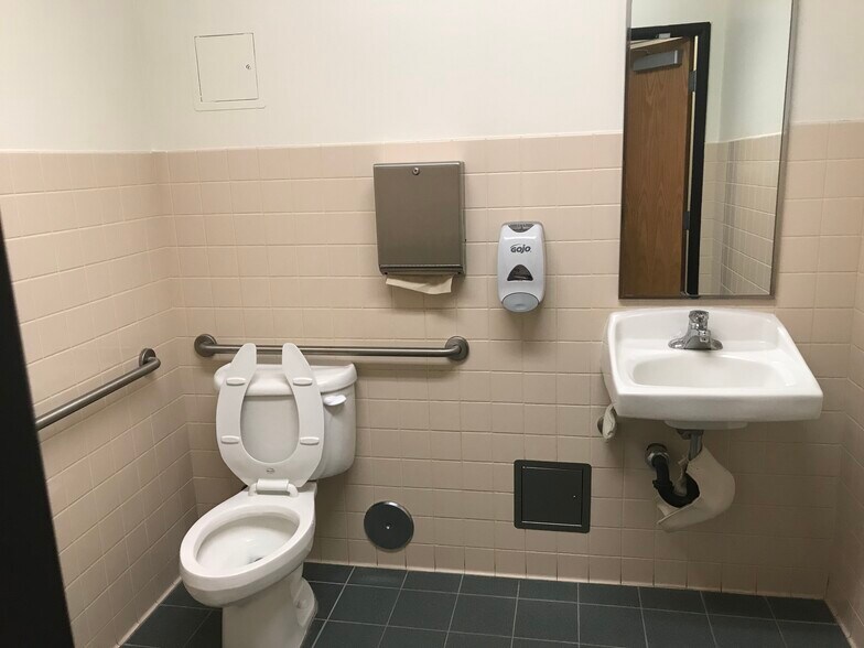 More Photos Of 840 S Rochester Ave, Ontario Showroom For Lease