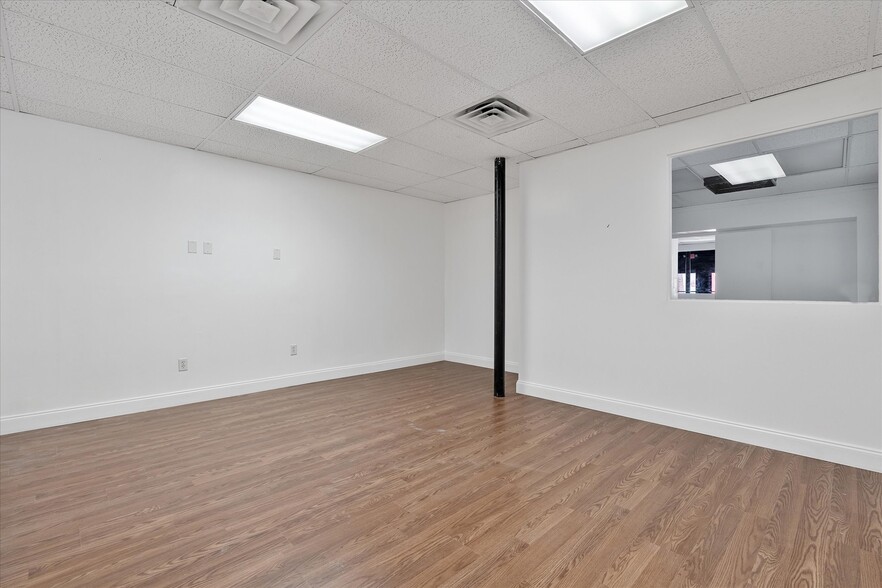 More Photos Of 1500 NW 36th St, Miami Storefront Retail Office For Lease