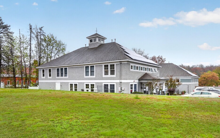 More Photos Of 140 Summer St, Holliston Veterinarian Kennel For Sale