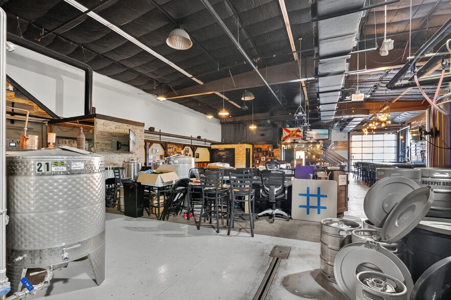 More Photos Of 10-14 W Illiana St, Orlando Warehouse For Sale