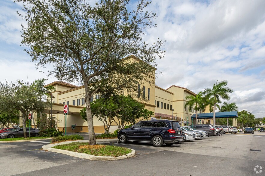 More Photos Of 15501-15519 NW 67th Ave, Miami Lakes General Retail For Lease