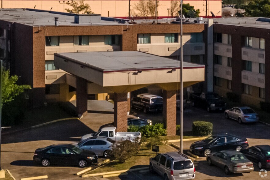 More Photos Of 12500 North Fwy, Houston Hotel For Sale