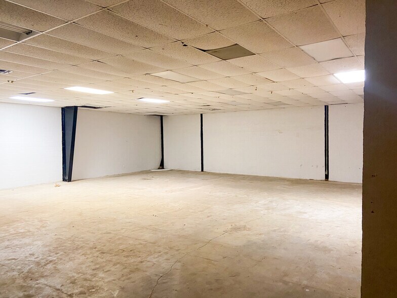 More Photos Of 104 N Robb, Trinity Storefront Retail Office For Sale