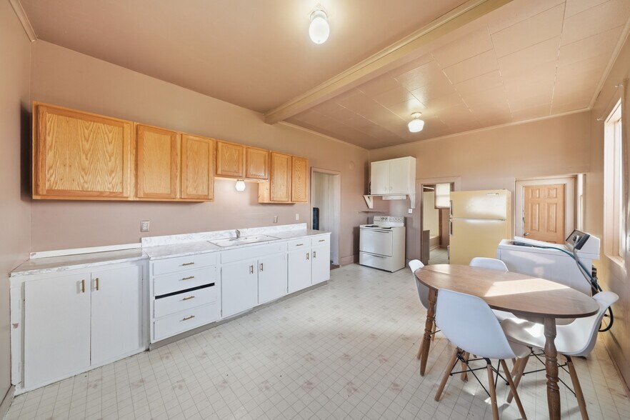 More Photos Of 210 Miles Ave, Clyde Park Specialty For Sale