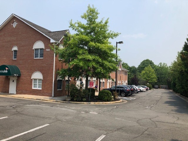 More Photos Of 722 Grant St, Herndon Medical For Sale