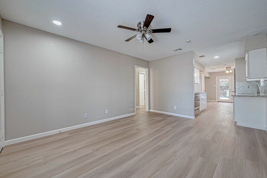 More Photos Of 7315 Housman, Houston Specialty For Lease