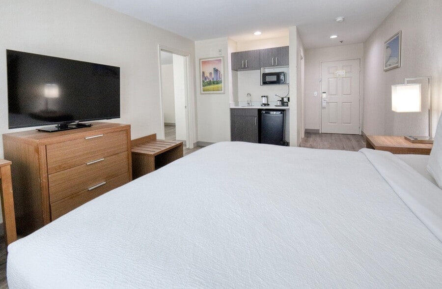 More Photos Of 18032 McKay Dr, Humble Hotel For Sale