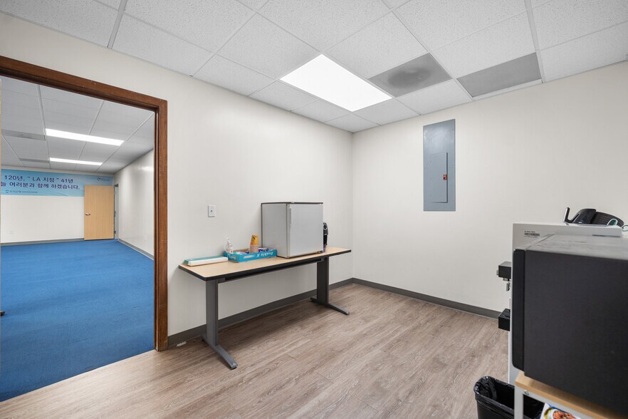 More Photos Of 3360 W Olympic Blvd, Los Angeles Office For Lease