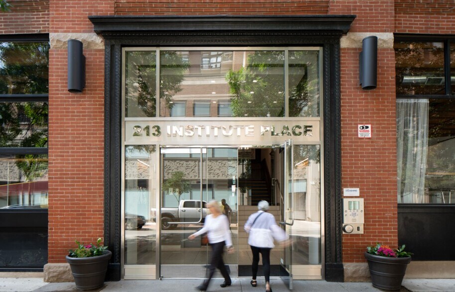 More Photos Of 213 W institute Pl, Chicago Loft Creative Space For Lease