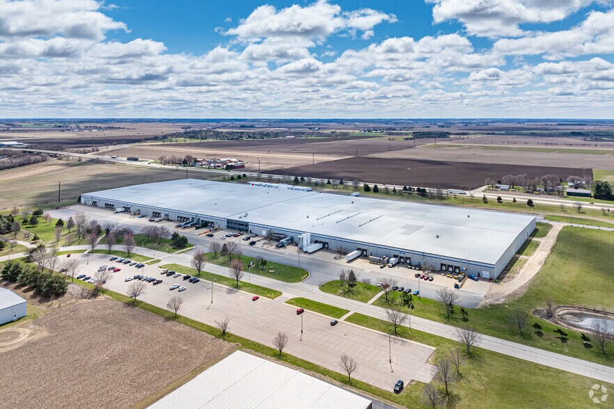 More Photos Of 2929 Venture Dr, Janesville Distribution For Lease