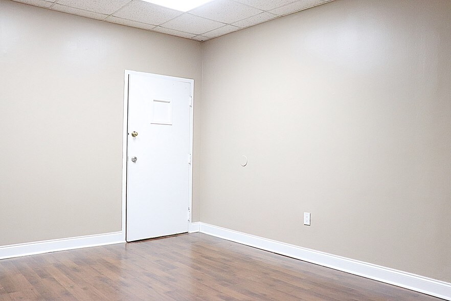 More Photos Of 2441 NW 93rd Ave, Miami Showroom For Sale