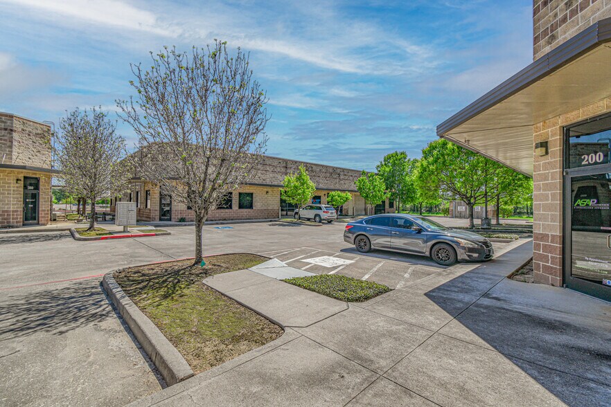 More Photos Of 500 Spring Hill Dr, Spring Unknown For Lease