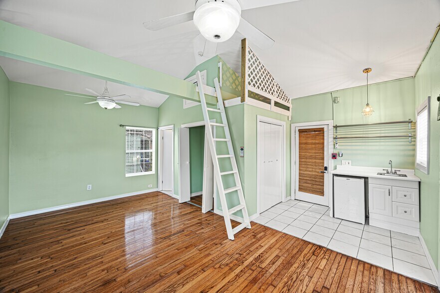 More Photos Of 1723 25th St, Galveston Hospitality For Sale