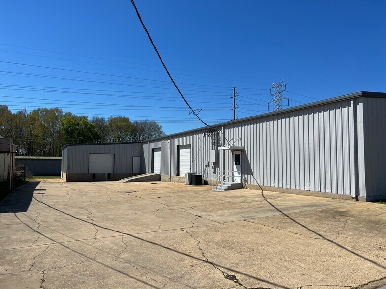 More Photos Of 109 E State St, Ridgeland Warehouse For Lease