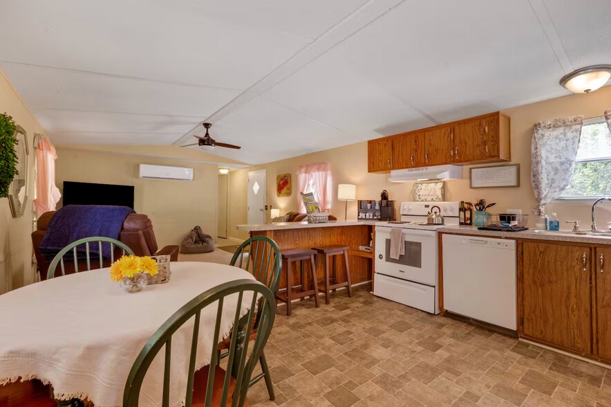 More Photos Of 84-86 Benson Rd, Travelers Rest Specialty For Sale