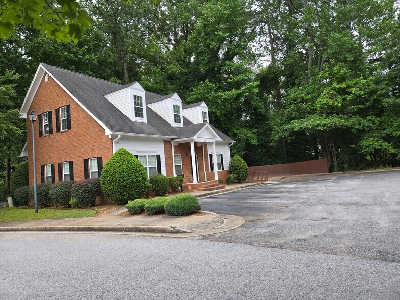 More Photos Of 140 Howard Ln, Fayetteville Office For Sale