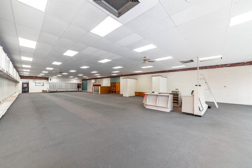 More Photos Of 500 W Reed St, Moberly Storefront For Lease