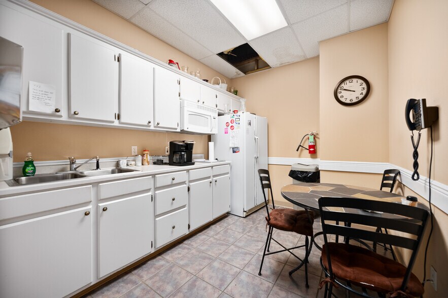 More Photos Of 12334 US-165, Glenmora Office For Sale