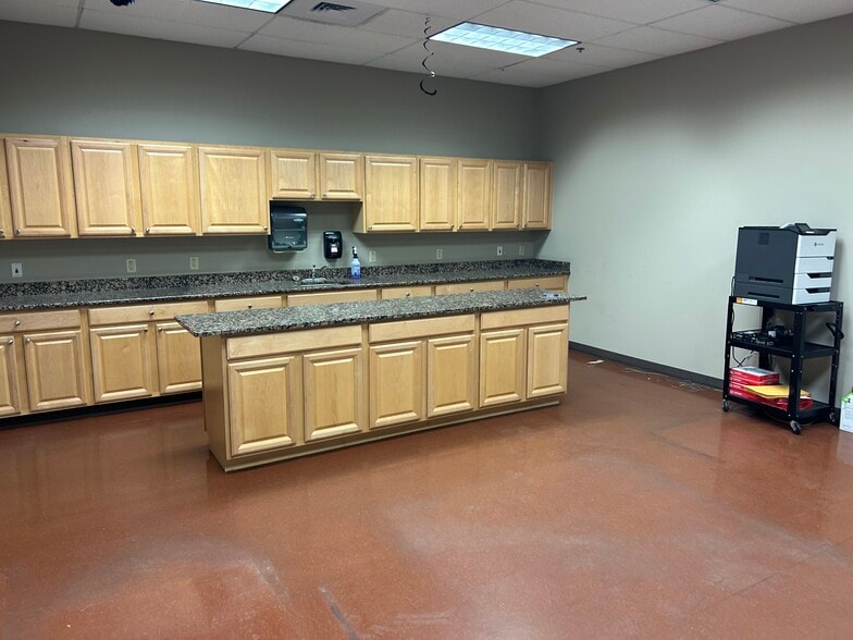 More Photos Of 15 Ritter Way, Lebanon Manufacturing For Lease