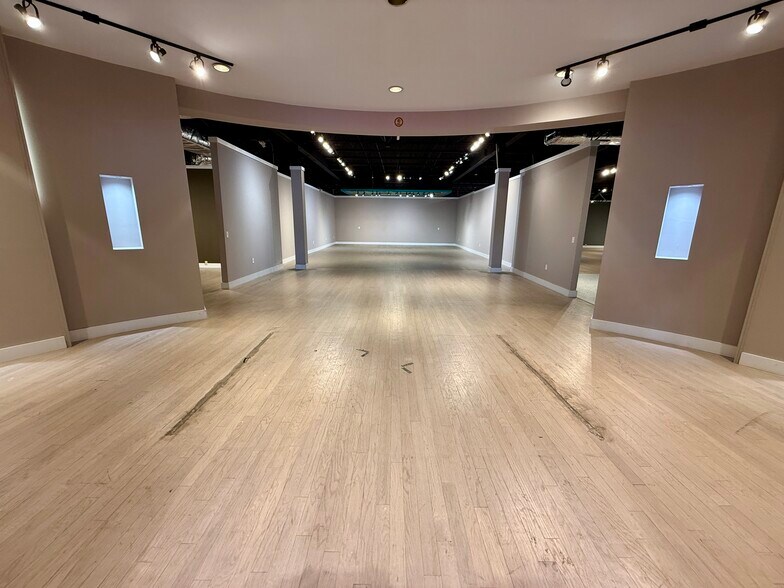 More Photos Of 320 E Commerce Ave, High Point Showroom For Sale