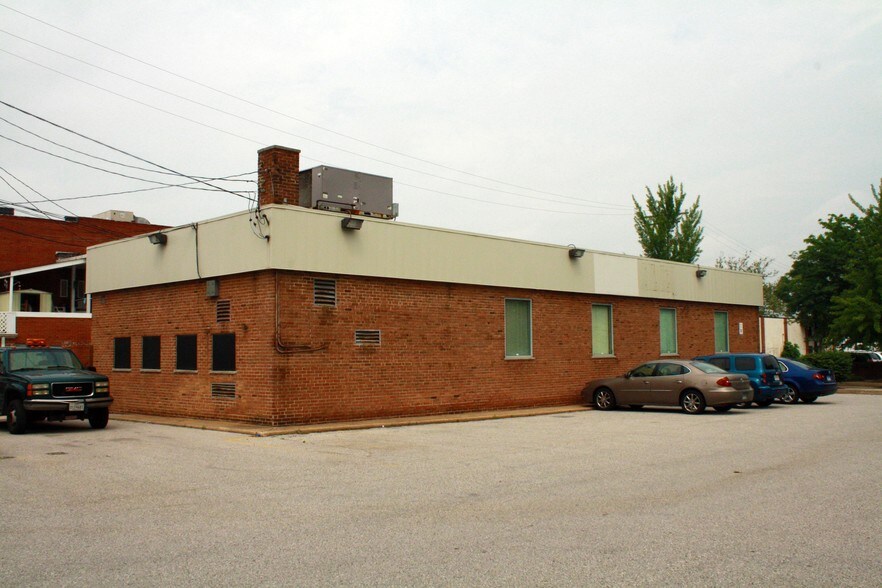 More Photos Of 17 Center Pl, Dundalk Storefront For Sale