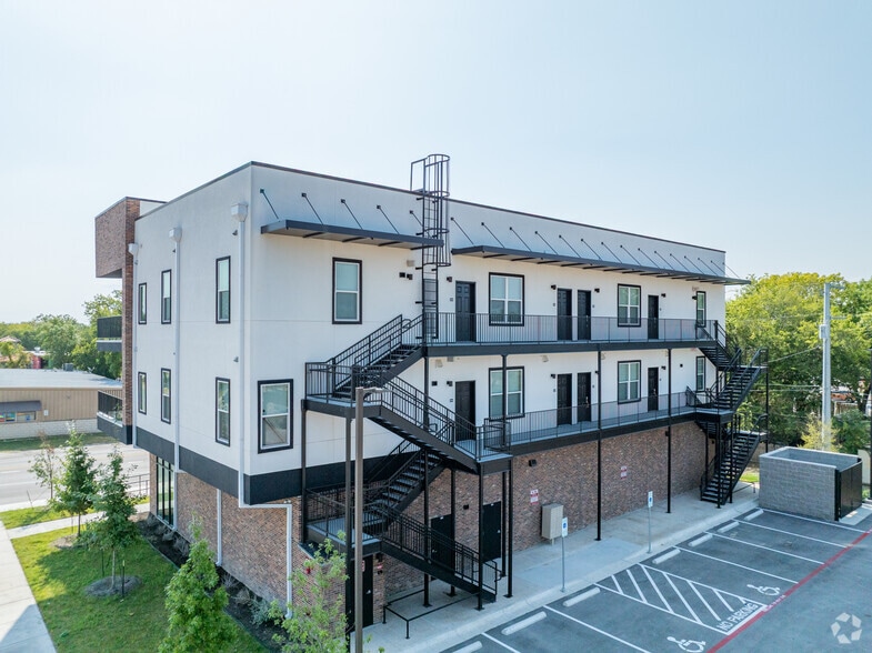 More Photos Of 109 N Lexington St, Manor Apartments For Lease