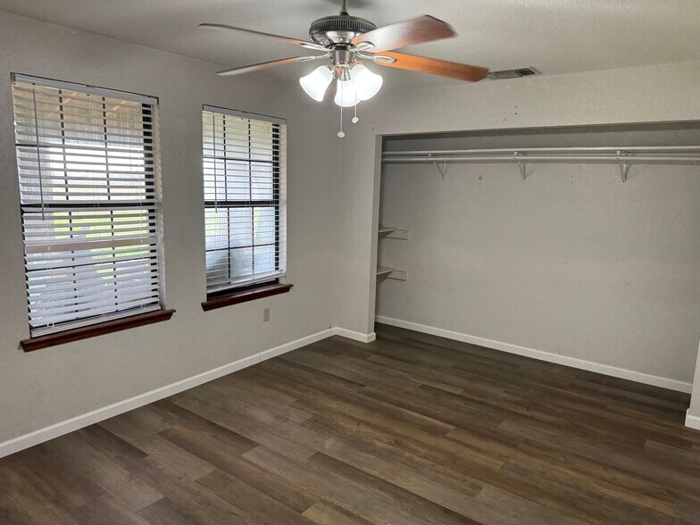 More Photos Of 7285 E US Highway 87, San Antonio Office For Sale