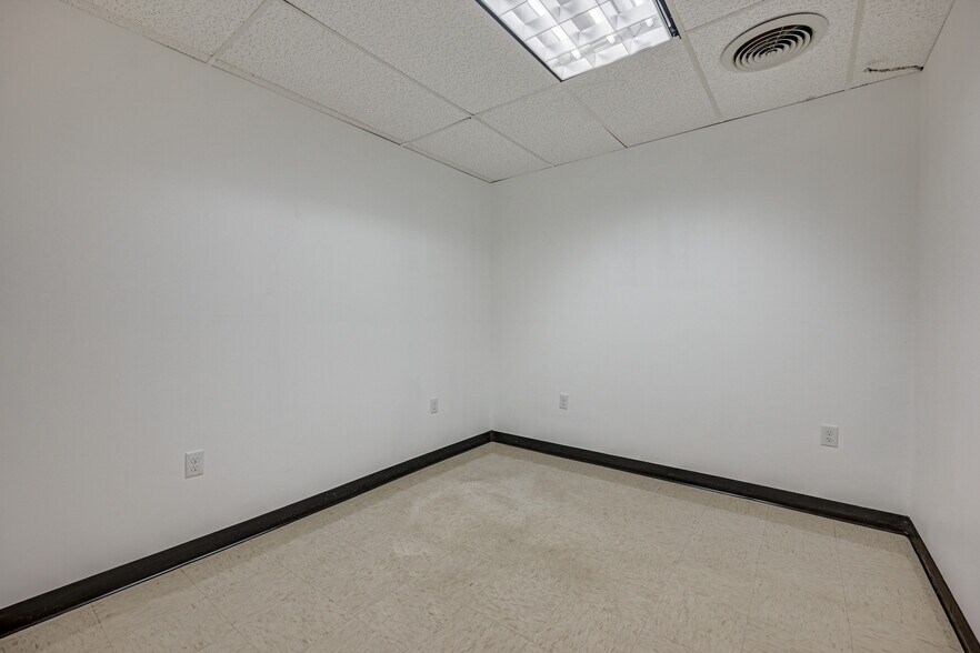 More Photos Of 20 Willow Springs Cir, York Warehouse For Lease